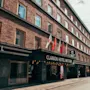 Tiilirakennus kutsuvalla hotellin sisäänkäynnillä, jossa on kyltti "THE SOCIAL BAR & BISTRO".