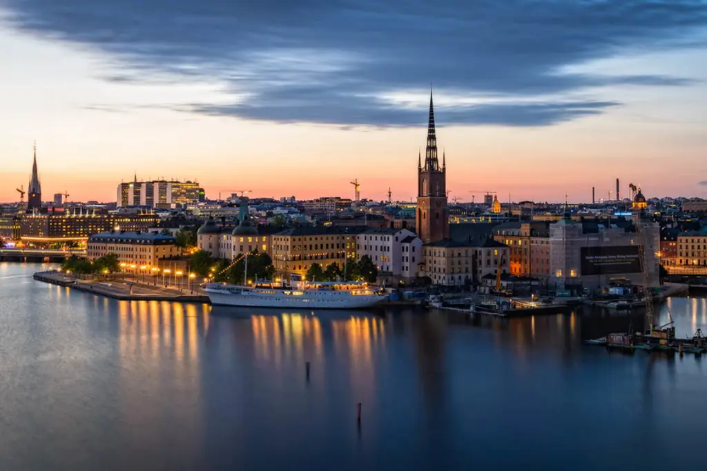 Stockholms silhuett en sommarkväll