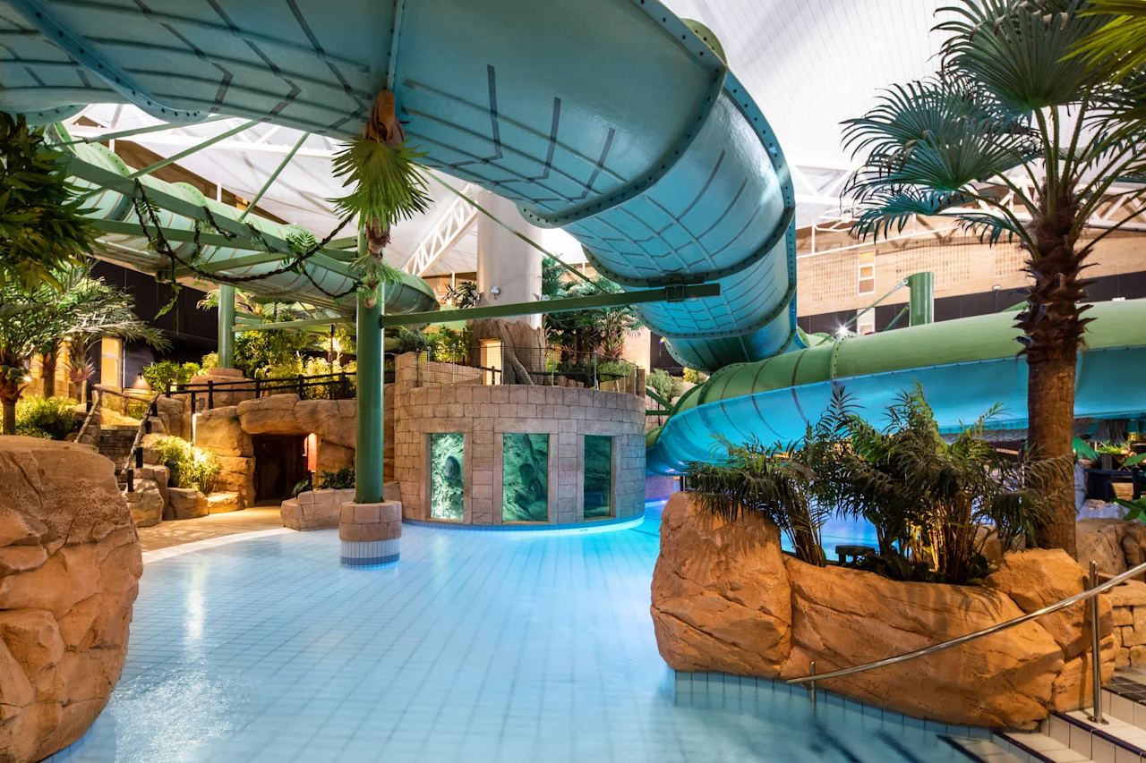 Inomhus tropiskt vattenland med stor vattenrutschbana och pool på Quality Hotel The Reef i Frederikshavn.