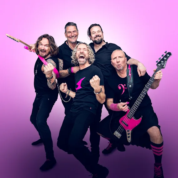 Et energisk band med fem menn, kledd i svart med rosa detaljer, som spiller musikk og har det gøy.