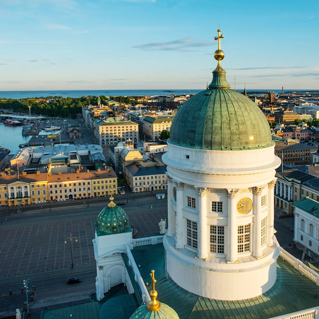 Utsikt över Helsingfors från Helsingfors domkyrka, ett fantastiskt panorama över staden, dess hamn och Östersjön.