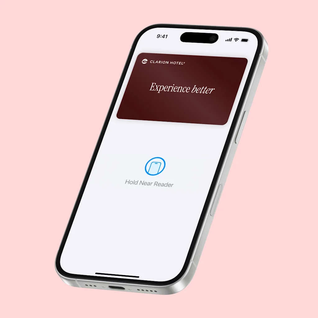 Strawberry hotelnøgle i Apple Wallet på iPhone med teksten Experience better