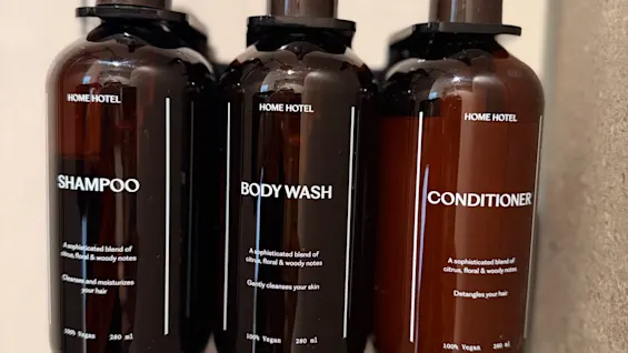 Home Hotel Tapto erbjuder bekväma duschartiklar: väggmonterade dispensrar med schampo, duschtvål och balsam.