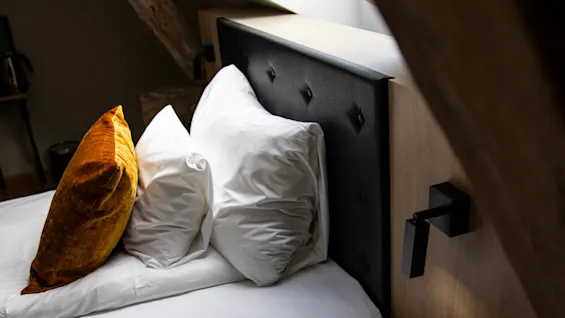 Home Hotel Bryggeparken,  compact singleroom and nightstand 