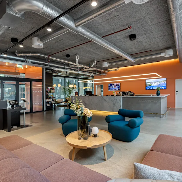 Comfort Hotel Porsgrunn: En moderne hotellobby med RECEPTION, komfortable sitteplasser og industriell stil. PORSGRUNN vises.