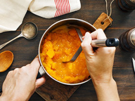 preparing pumpkin puree 