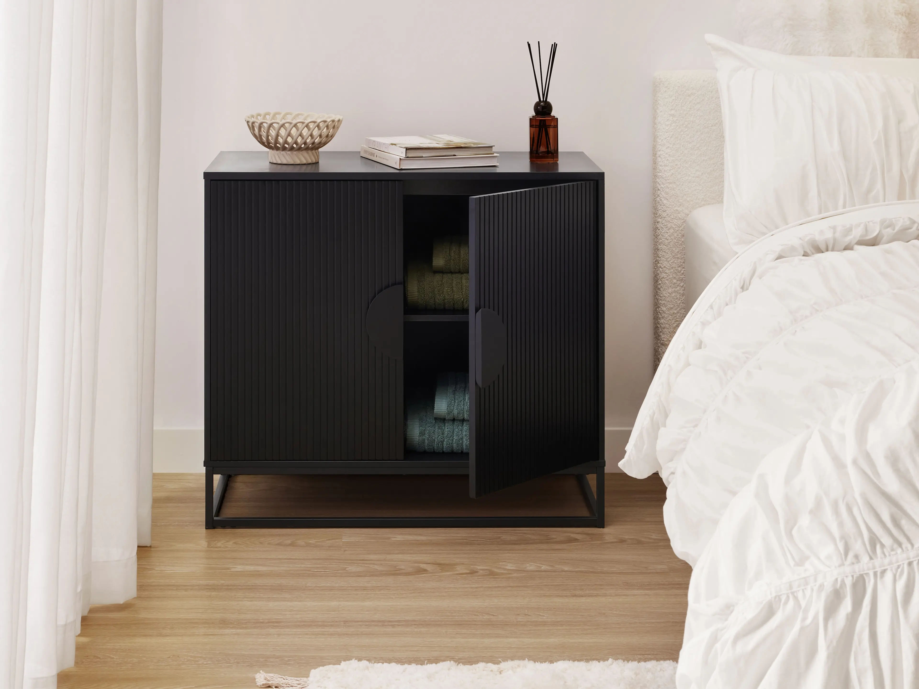 Bedroom 3: moody monochrome look 2