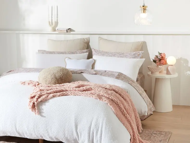 white and pink bed quilt cover set