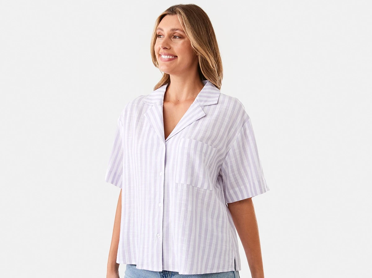 Woman wearing lilac Short Sleeve Resort S