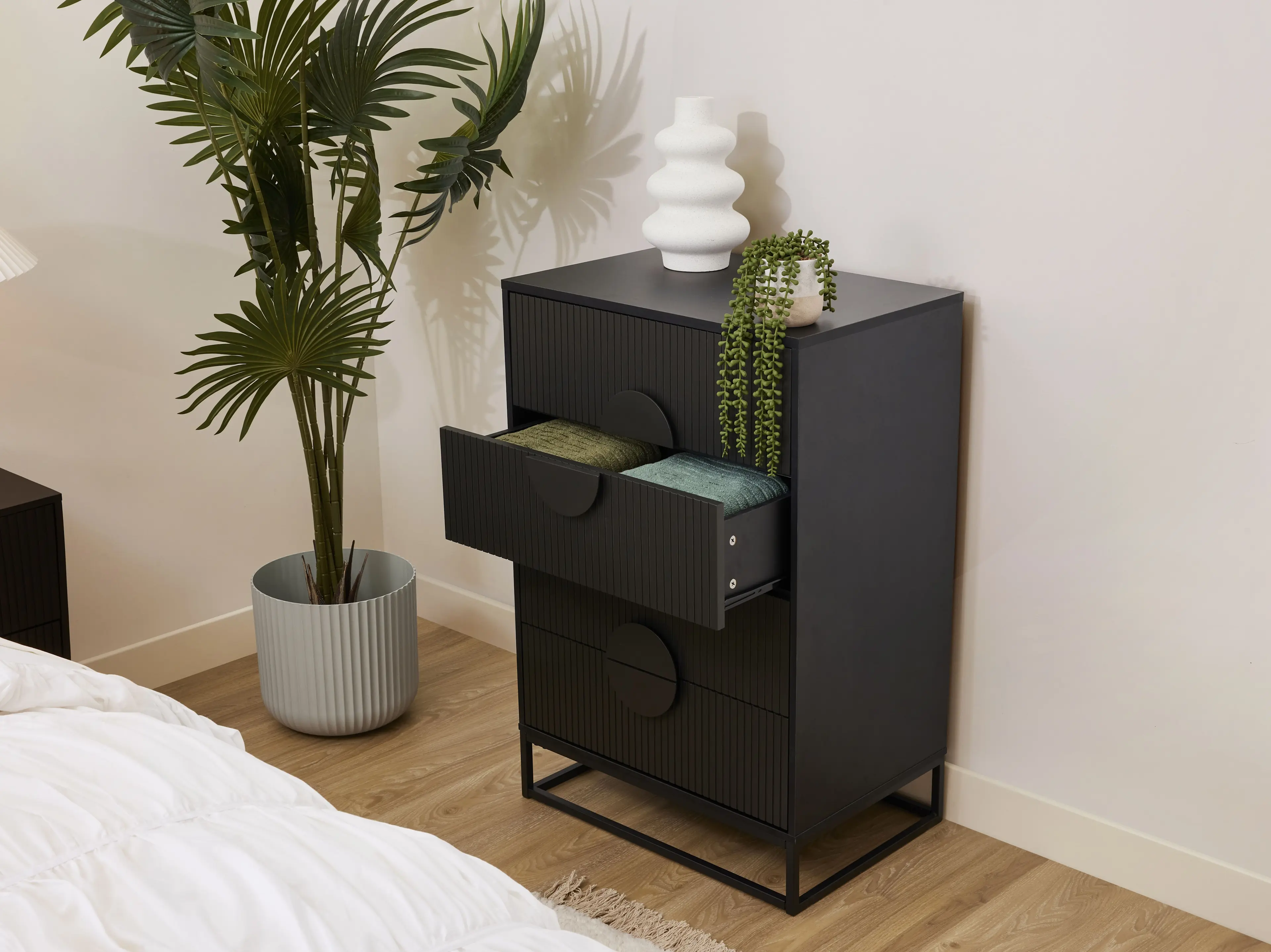 Bedroom 3: moody monochrome look 2