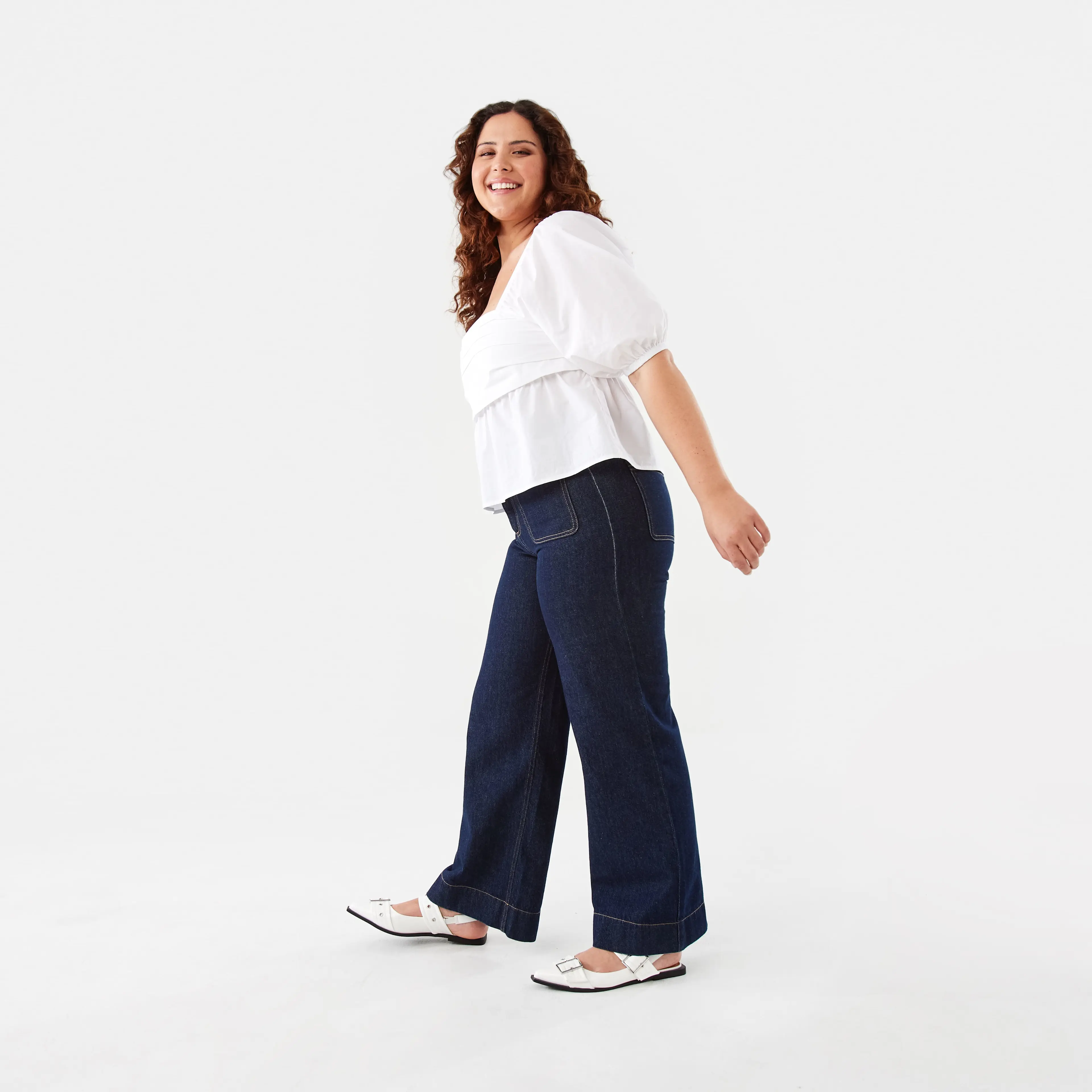 Woman Wearing Wide Leg Pocket Jeans-Indigo