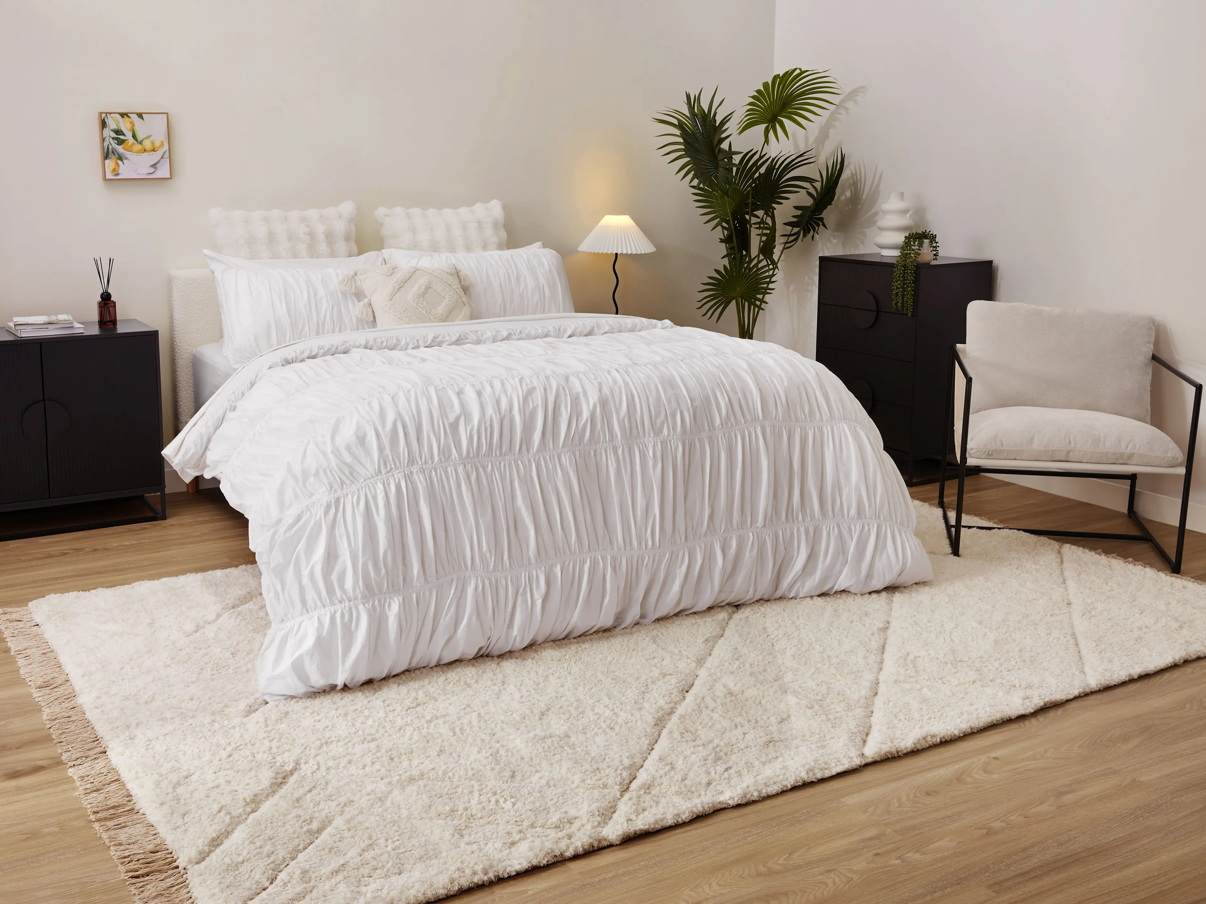 Bedroom 3: moody monochrome look 1