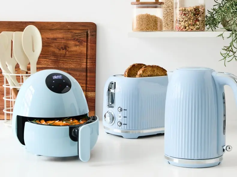 Kitchen Appliances: Air Fryer, Toaster and a Ke