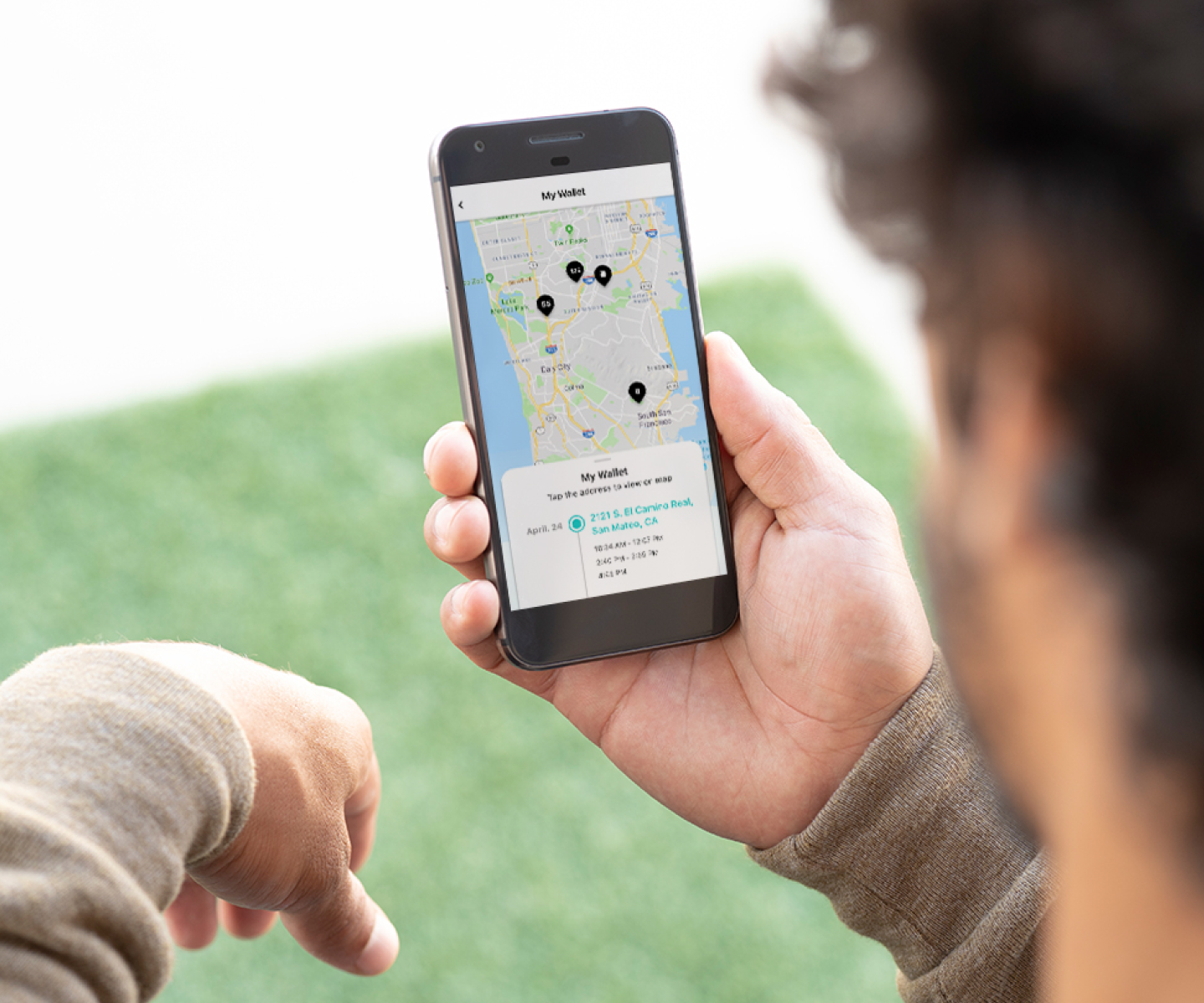 A person looking at the last place seen page on the Tile app.