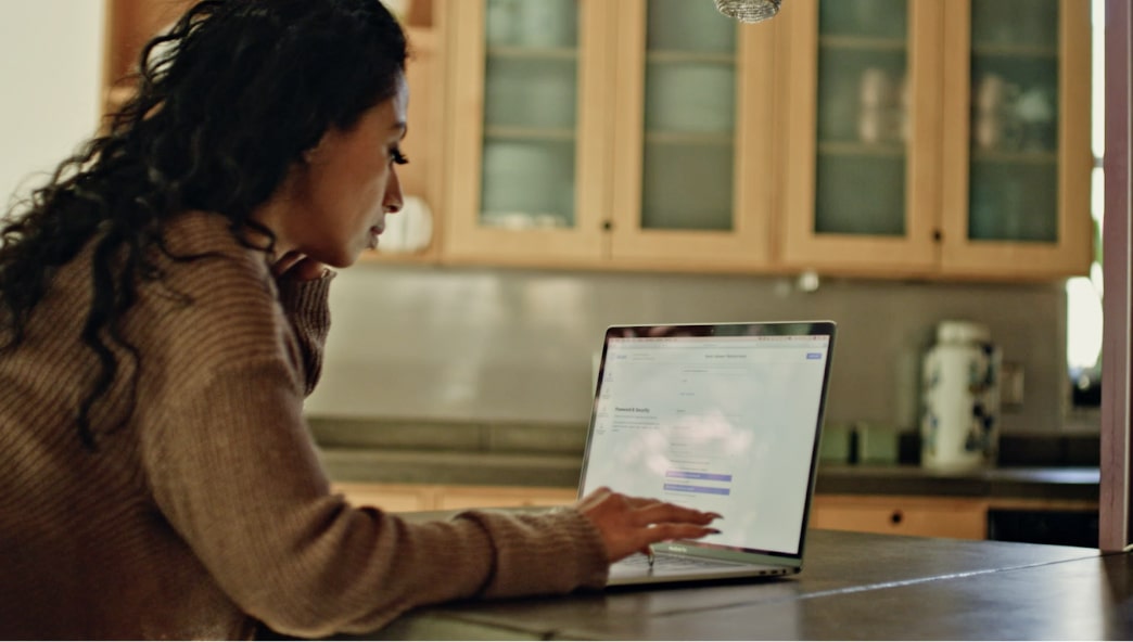 [Blog] Woman on Laptop