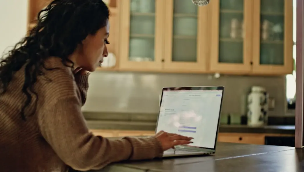 [Blog] Woman on Laptop