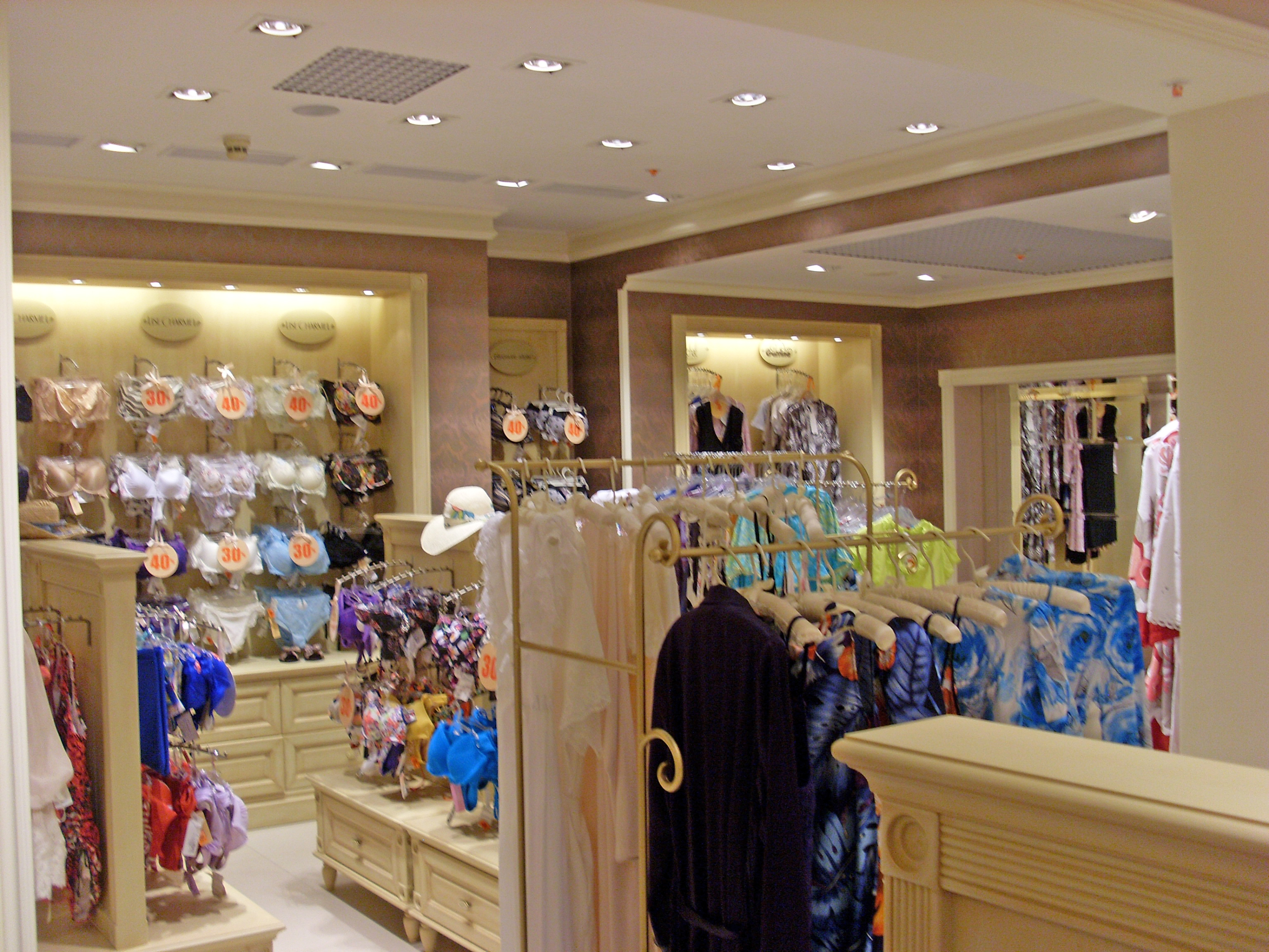 Интерьер магазина в классическом стиле 