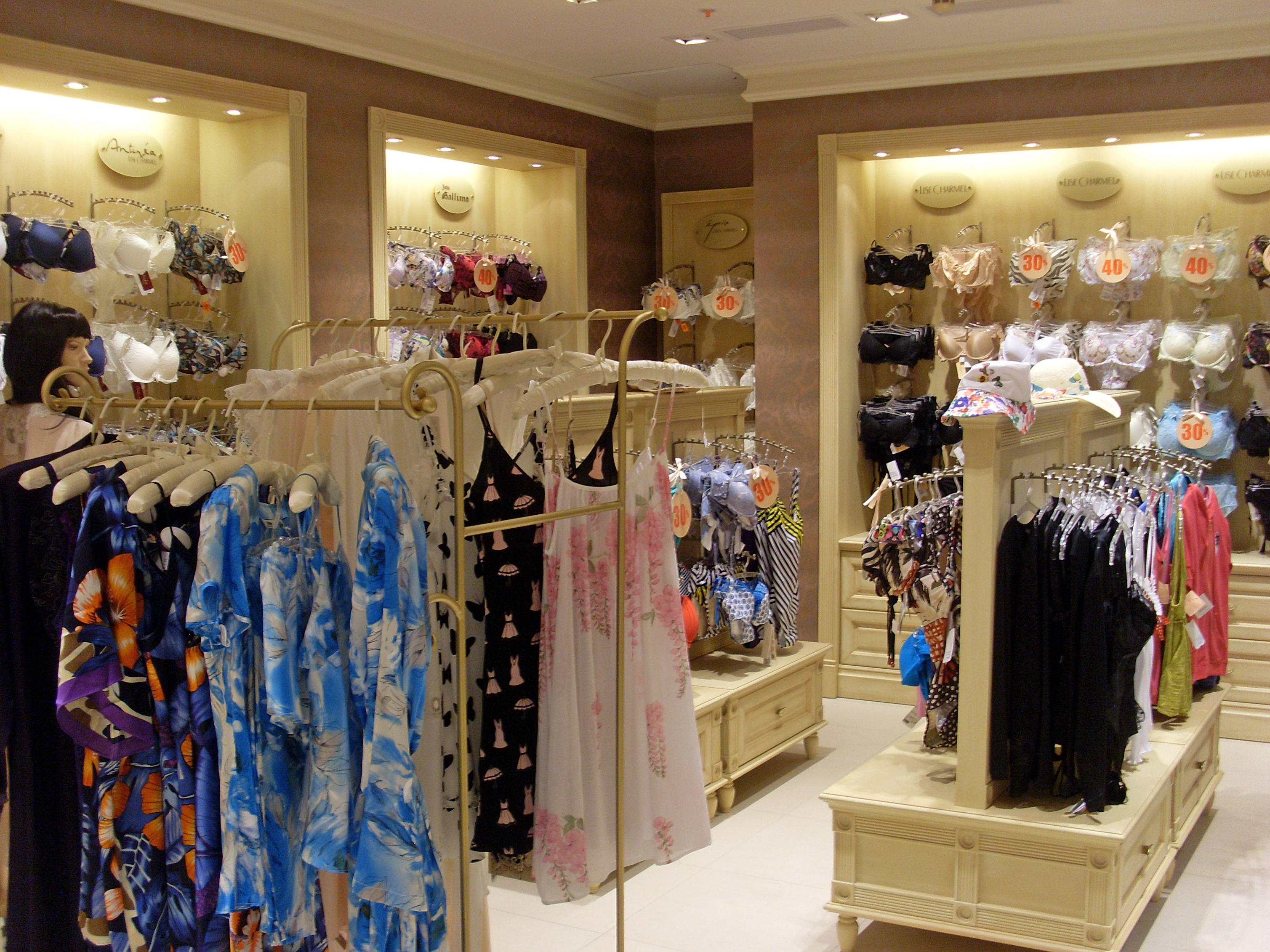 Интерьер магазина в классическом стиле 