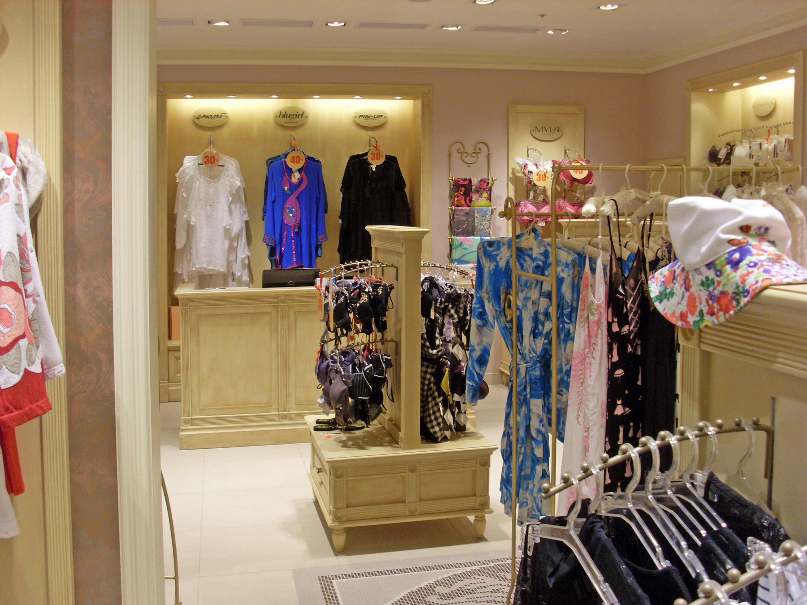 Интерьер магазина в классическом стиле 