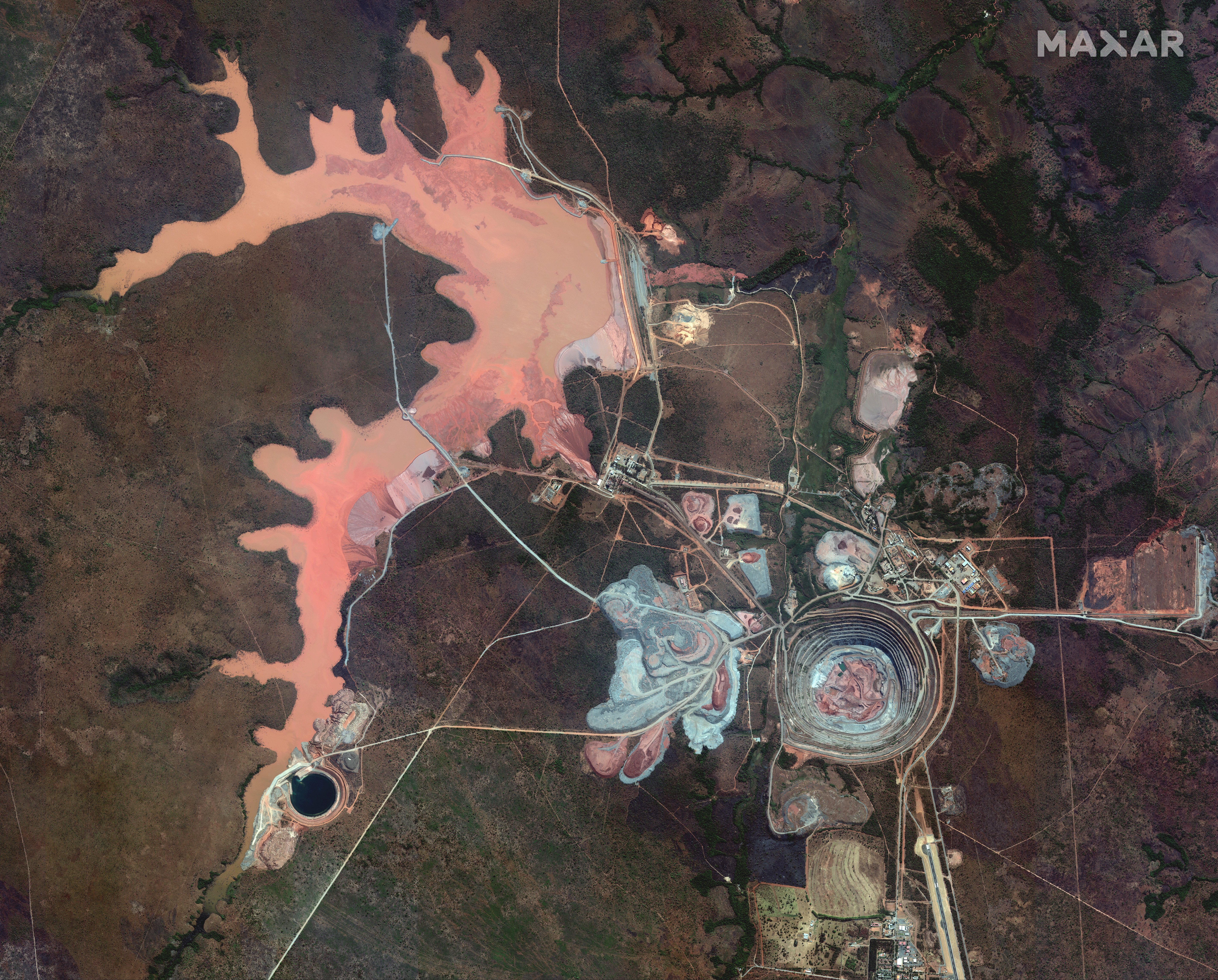 Bring more clarity to your projects with Maxar and 15 cm data