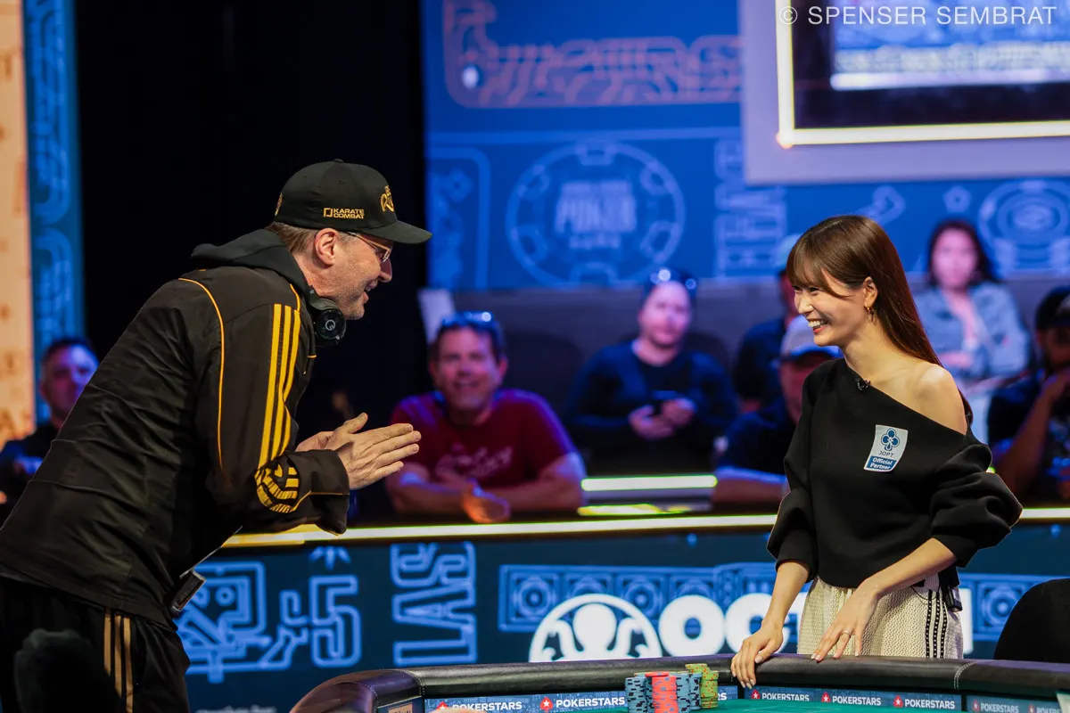 Phil Hellmuth congratulates Shiina Okamoto - Photo by Pokernews