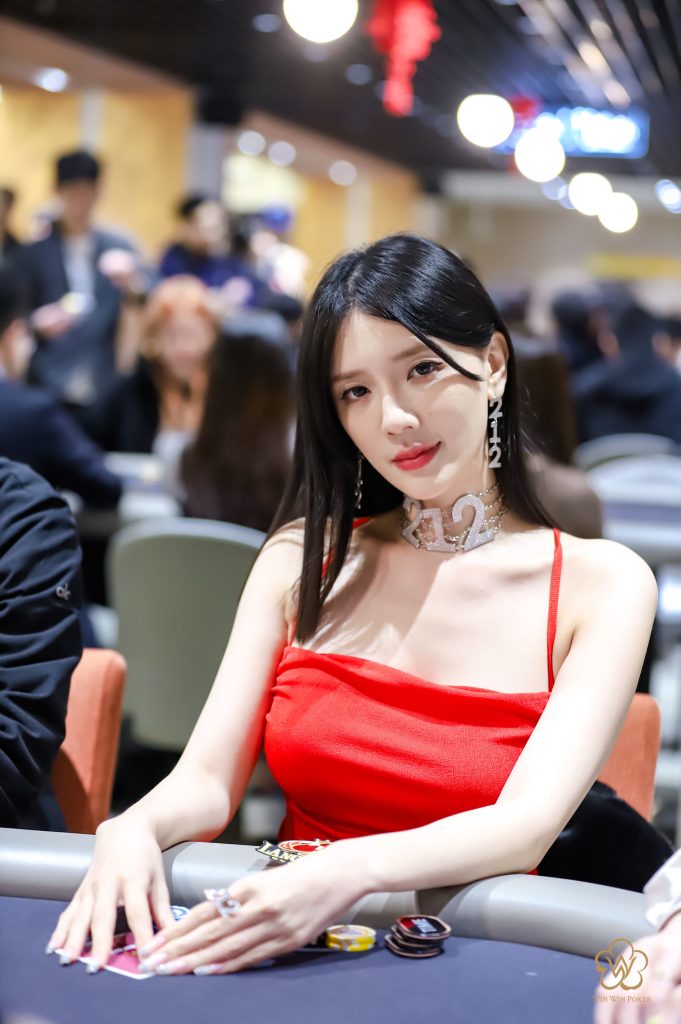 Poker Queen Zihan Weng