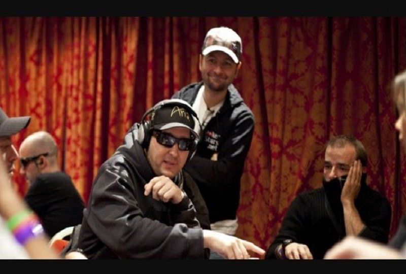 Daniel Negreanu (standing) and Phil Hellmuth (sitting)
