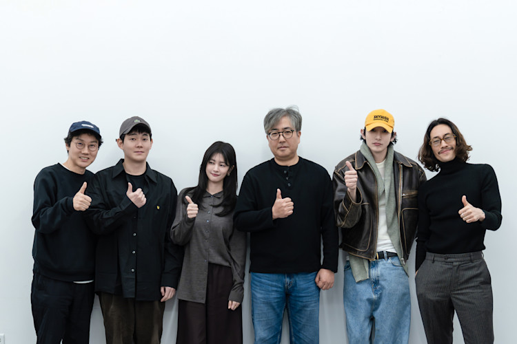 The producer, Hwang Dong-hyuk, actors Ryu Kyung-soo, Jung So-min, director Choi Young-hwan, next to Lee Soo-hyuk, Ryoo Seung-bum, cast members