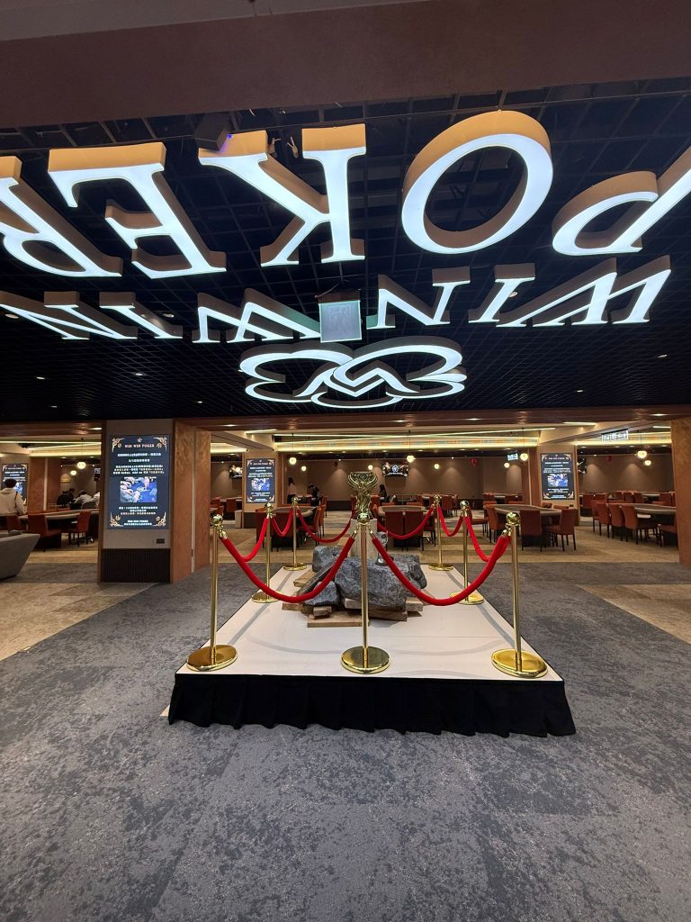 Win Win Poker - Trophy and Entrance