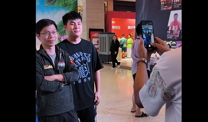 Fan takes photo with WSOP bracelet winner Renjie Mao