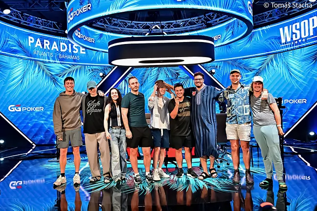 Final 9 Players - Photo by Pokernews/Tomas Stacha