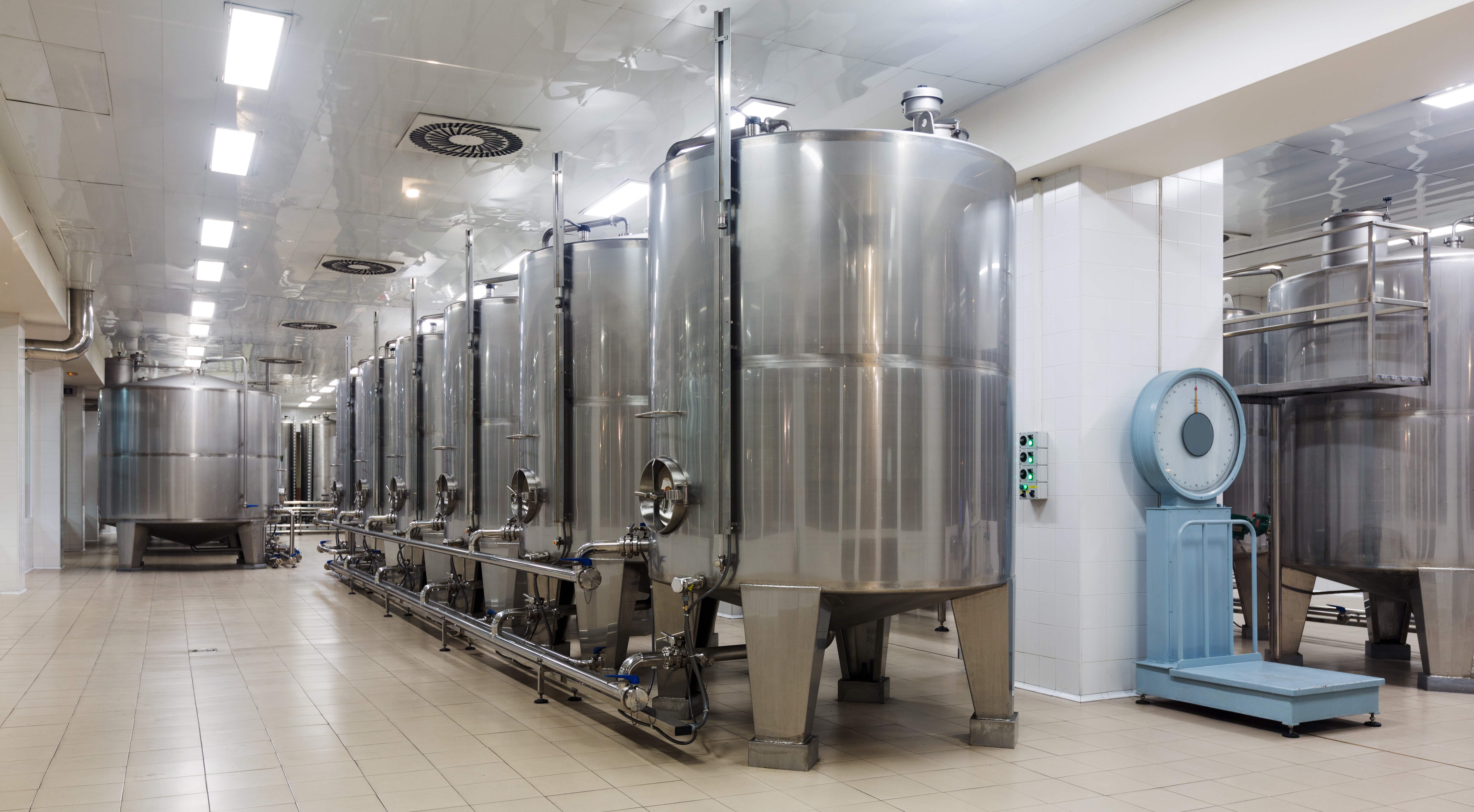 stainless_steel_tanks_in_a_modern_food_processing_facility