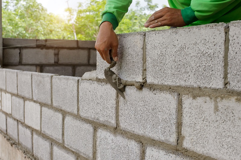 masonry_worker_making_a_concrete_wall