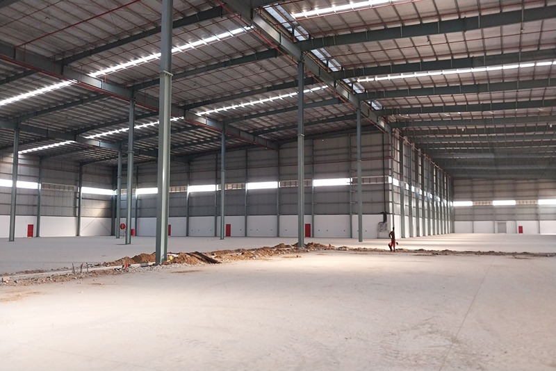 Interior_of_a_Large_Industrial_Warehouse_with_Steel_Structure