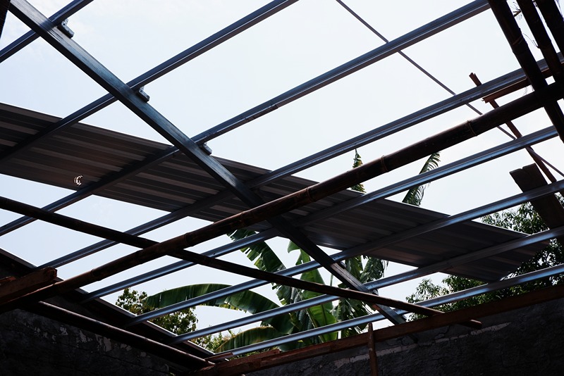 Steel_Roof_Frame_Construction_in_Progress