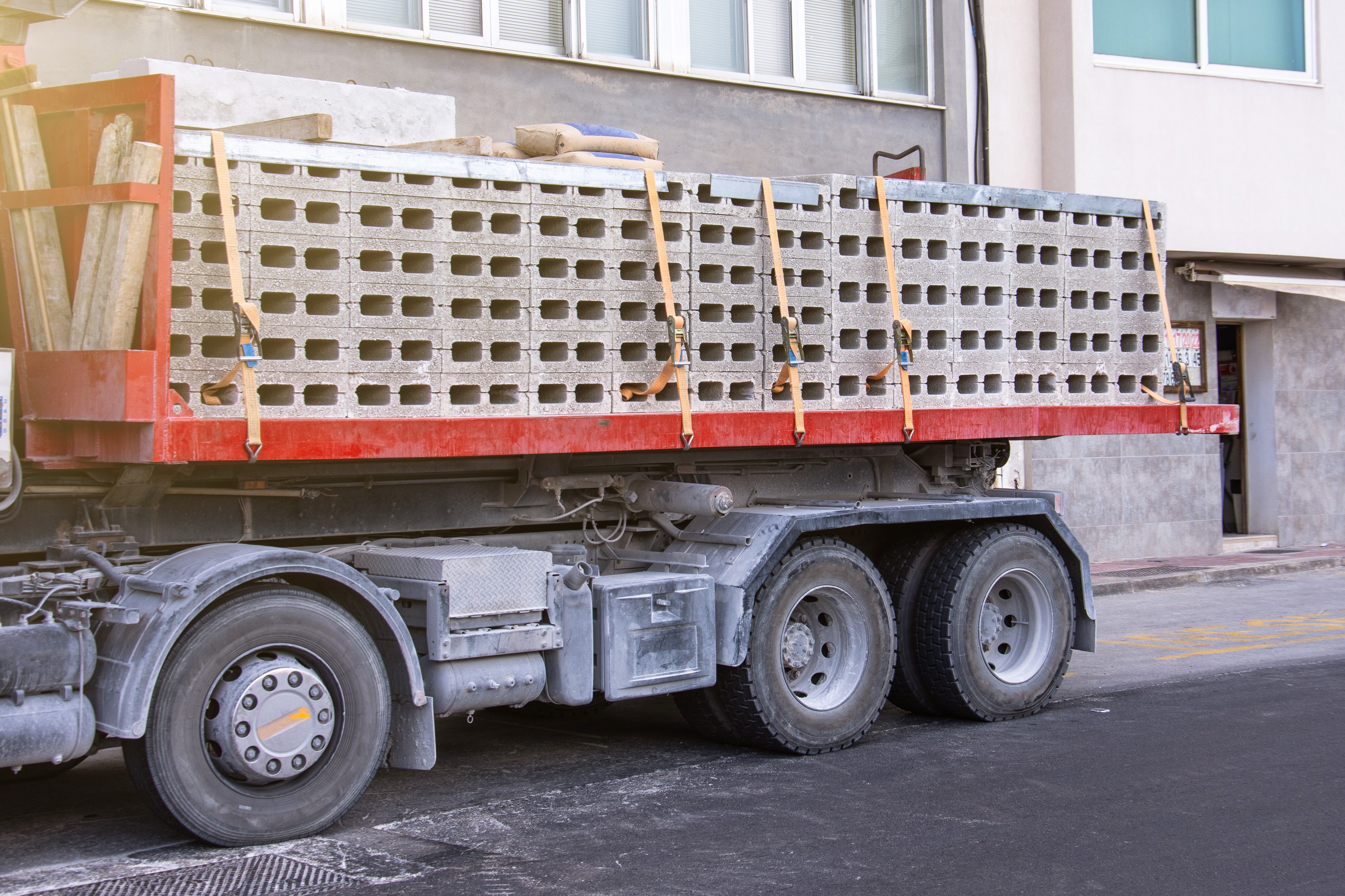 Truck_with_a_fully_loaded_body_of_concrete_blocks_with_cement