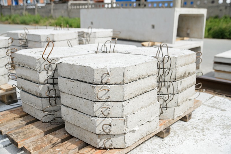 Closeup_of_reinforced_concrete_slope_reinforcement_slabs_in_a_factory_warehouse