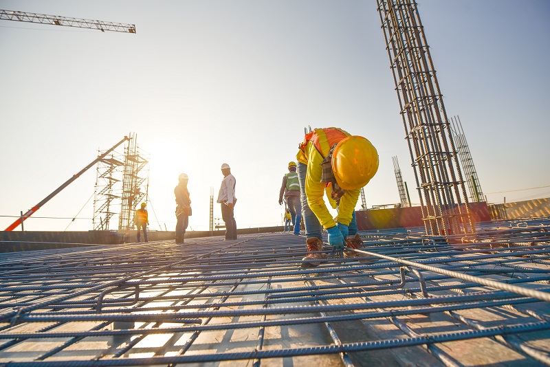 Construction_workers_fabricating_steel_reinforcement_bar_at_the_construction_site