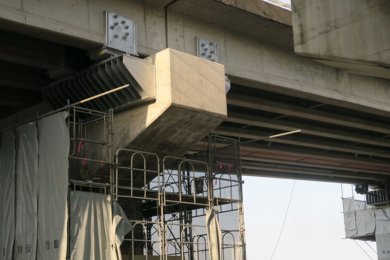 Reinforced_concrete_structure_with_exposed_TMT_bars_and_scaffolding