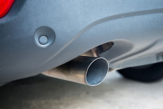 closeup_of_stainless_steel_exhaust_pipe_on_modern_vehicle