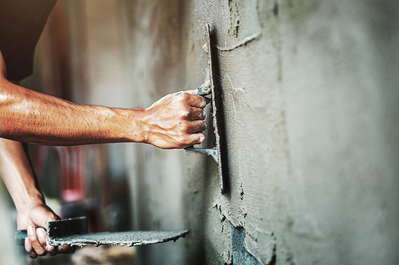 masonry_worker_making_a_concrete_wall