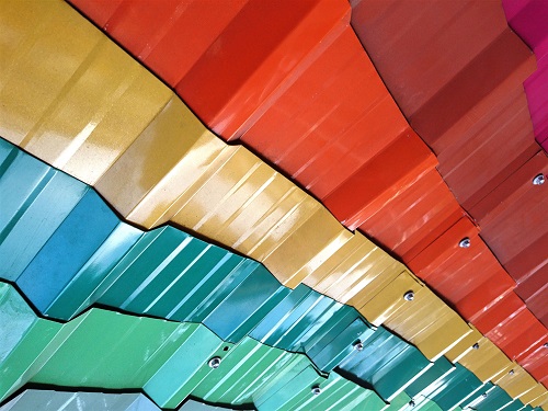 colored_metal_sheet_for_roofing_on_display