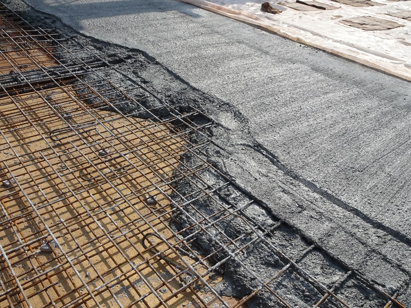 The_wet_concrete_poured_on_a_steel_reinforcement_bar_to_form_strong_floor_slabs_called_reinforce_concrete_floor_slab.