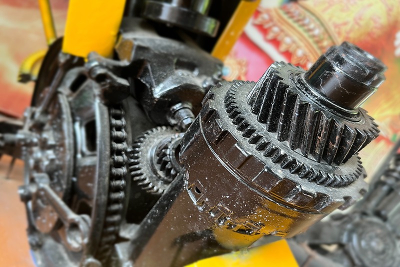 detailed_view_of_polished_engine_components_showing_gears_and_pulleys_with_heat-treated_steel