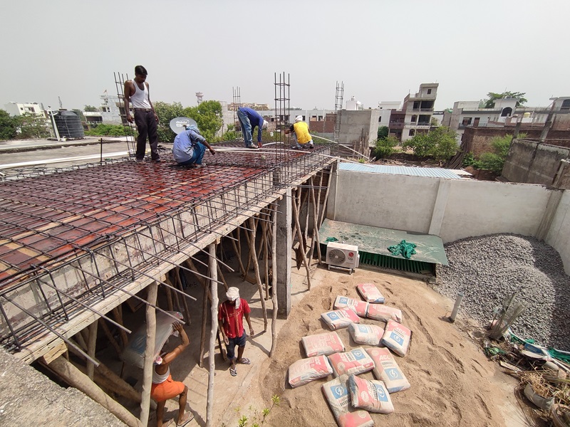 People_working_at_a_construction_site_for_casting_the_concrete_slab_for_the_new_house_floor