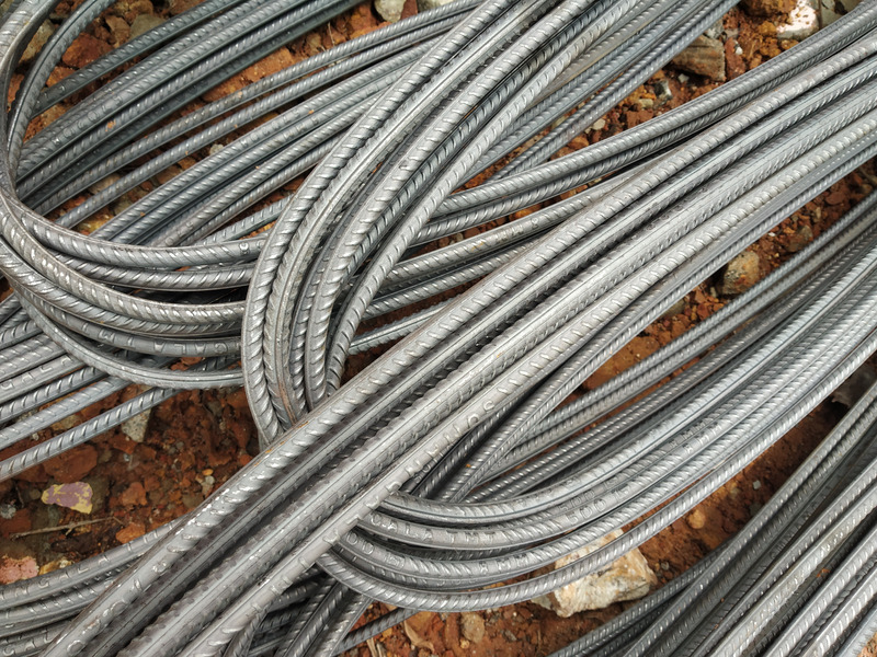 Steel_Rods_(_TMT_Bar),_parked_in_a_highway_bridge_construction_site.