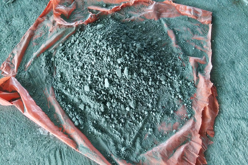 Cement_powder_with_trowel_put_in_bag_package