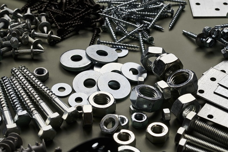 Collection_of_steel_screws_nuts_washers_and_bolts_laid_out_on_a_surface.