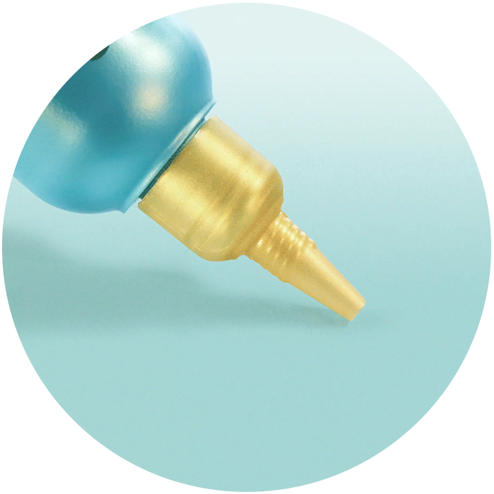Geopende fles Head & shoulders Derma X Pro Hoofdhuidbalsem en product wordt eruit geknepen