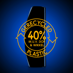 Oranje recycle logo met tekst: gerecycled plastic, 40% m.u.v. dop & wikkel. Blauwe achtergrond met zwarte shampoofles.